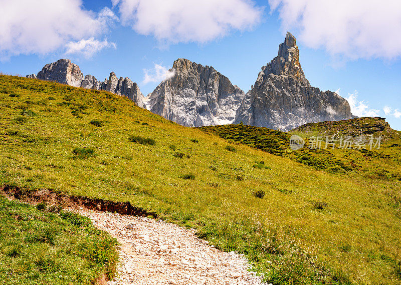 意大利Dolomites的Passo Rolle夏季景观